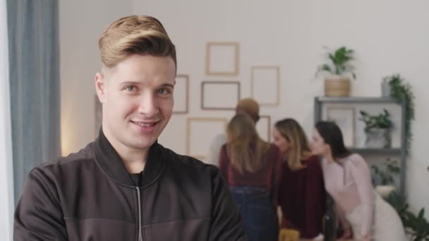 Close Retrato Com Pan Jovem Alegre Olhando Para Câmera Posando — Vídeo de Stock