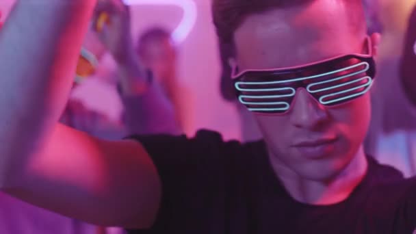 Nahaufnahme Eines Jungen Mannes Mit Neonfarbener Sonnenbrille Der Die Kamera — Stockvideo
