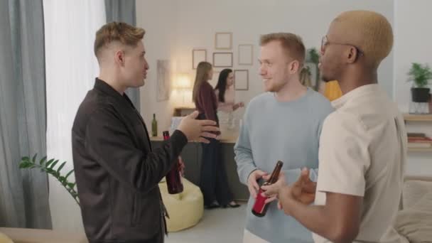 Panning Tiro Três Homens Alegres Com Garrafas Cerveja Conversando Juntos — Vídeo de Stock