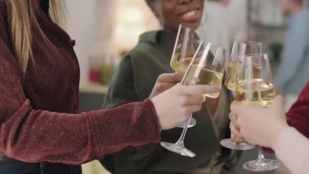 Orta Bölüm Partisinde Kadehlerini Beyaz Şarapla Kaldıran Tanınmayan Genç Kadınlarla — Stok video