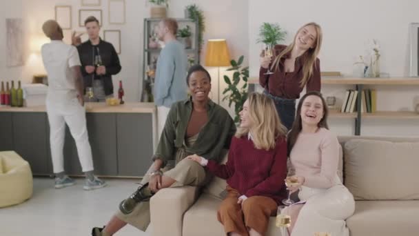 Lento Disparo Mujeres Jóvenes Felices Riendo Posando Sofá Apartamento Reunión — Vídeos de Stock