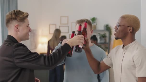 Lento Jóvenes Alegres Brindando Bebiendo Cerveza Fiesta Casa — Vídeos de Stock