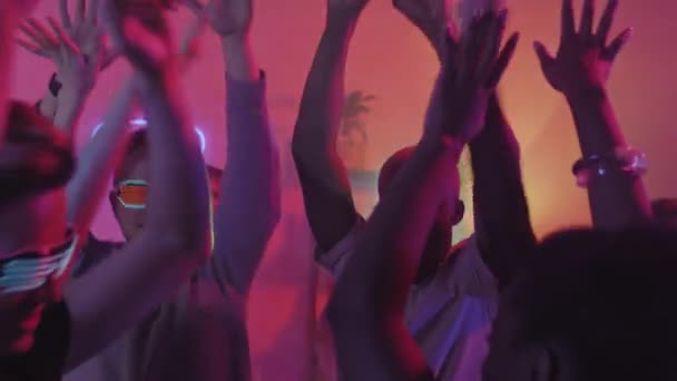 Handheld Slow Shot Różnych Grup Przyjaciół Tańczących Podniesionymi Ramionami Imprezie — Wideo stockowe