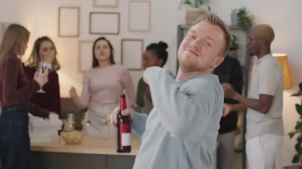 Średni Strzał Szczęśliwego Młodego Człowieka Butelką Piwa Tańczącego Entuzjastycznie Przed — Wideo stockowe