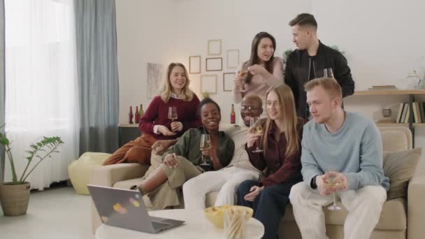 Medium Skott Grupp Glada Unga Vänner Med Glasögon Vitt Vin — Stockvideo