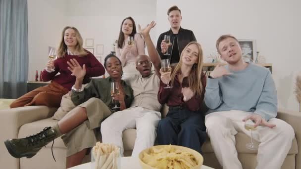 Μέτριο Πλάνο Της Ομάδας Χαρούμενους Νέους Φίλους Ψήσιμο Ποτήρια Λευκό — Αρχείο Βίντεο