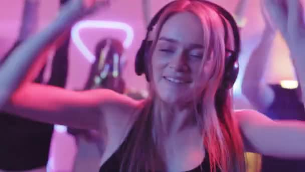 Primer Plano Joven Feliz Audífonos Djing Bailando Con Grupo Jóvenes — Vídeos de Stock