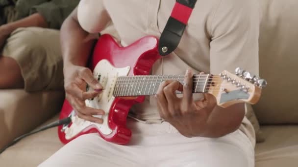 Strzał Górę Młody Czarny Mężczyzna Okularach Siedzi Kanapie Gra Gitarze — Wideo stockowe