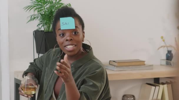 Handgehaltene Mittlere Aufnahme Einer Glücklichen Jungen Schwarzen Frau Mit Einer — Stockvideo