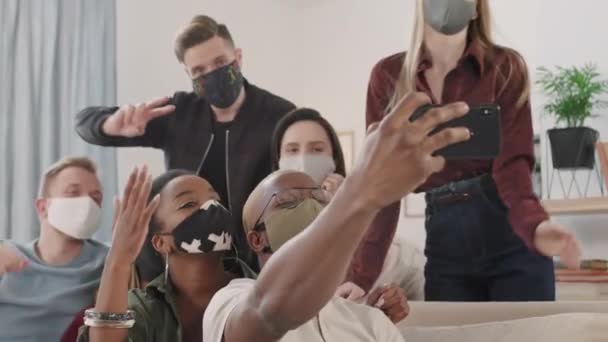 Plan Slowmo Groupe Multi Ethnique Jeunes Masqués Posant Pour Selfie — Video