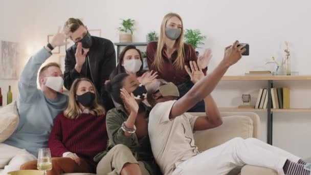 Pan Slowmo Groupe Jeunes Hommes Femmes Masqués Prenant Selfie Sur — Video