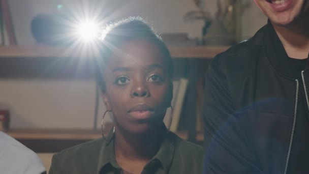 Handheld Slowmo Primer Plano Joven Mujer Negra Viendo Película Con — Vídeos de Stock