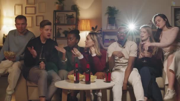 Medium Shot Van Diverse Groep Jongeren Samen Zitten Bank Eten — Stockvideo