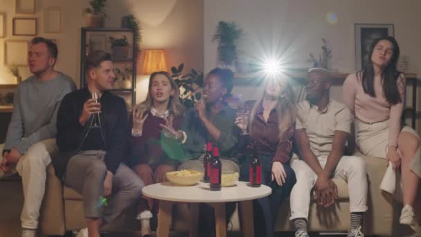 Tiro Médio Grupo Diversificado Jovens Amigos Sentados Sofá Cantando Karaoke — Vídeo de Stock