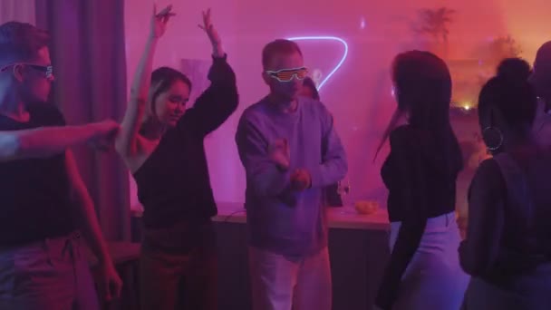 Foto Media Grupo Jóvenes Bailando Con Música Electrónica Fiesta Casa — Vídeos de Stock