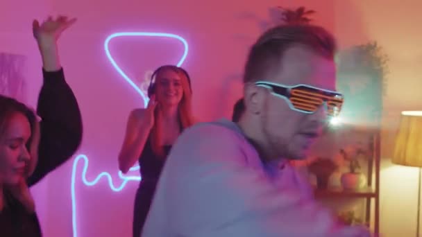 Medium Shot Met Slowmo Van Jonge Man Neon Zonnebril Dansen — Stockvideo