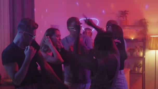 Střední Záběr Zpomalením Skupiny Šťastných Mladých Lidí Tančících Rukama Zvednutýma — Stock video