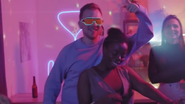 Slowmo Tiro Mulher Negra Jovem Homem Óculos Sol Néon Dançando — Vídeo de Stock