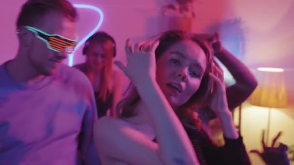 Lento Disparo Hermosa Mujer Joven Bailando Seductora Ante Cámara Fiesta — Vídeos de Stock