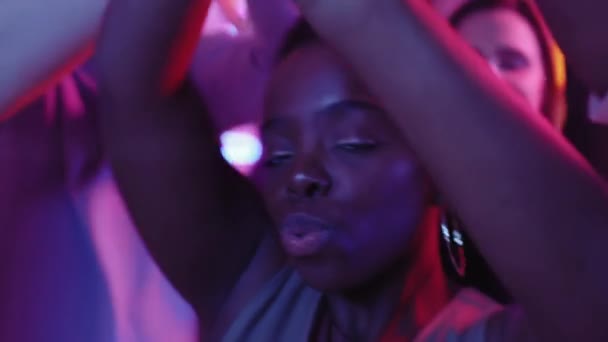 Close Slow Tiro Bela Mulher Negra Olhando Para Câmera Dançando — Vídeo de Stock