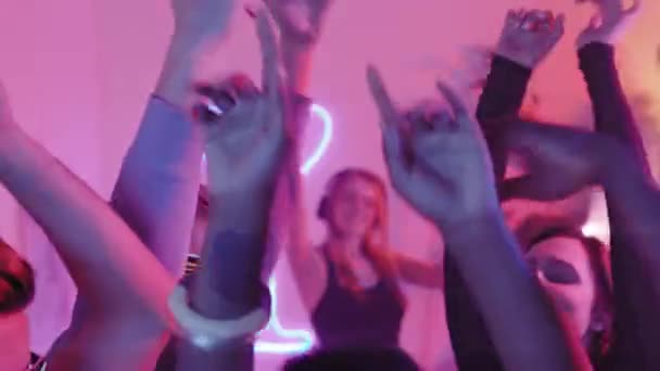 在家庭派对上与年轻人手牵着手跳舞和跳跃的镜头 而女Dj则在后台演奏 — 图库视频影像