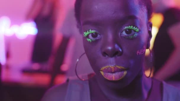 Close Tiro Jovem Mulher Negra Com Maquiagem Néon Vibrante Aros — Vídeo de Stock