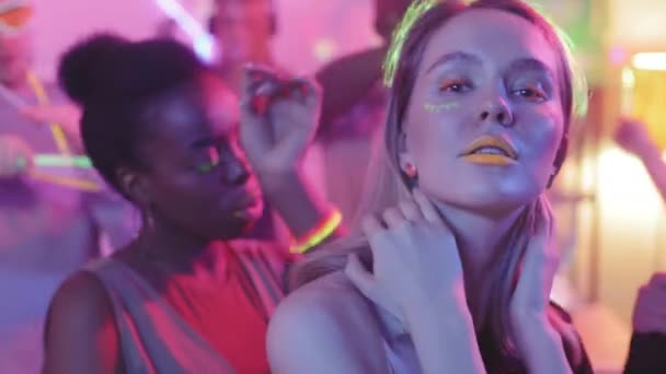 Slowmo Zbliżenie Strzał Atrakcyjnej Młodej Kobiety Żywy Makijaż Neon Bransoletka — Wideo stockowe