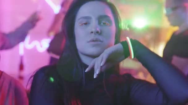 Närbild Slowmo Vacker Ung Kvinna Med Levande Eyeliner Och Neon — Stockvideo