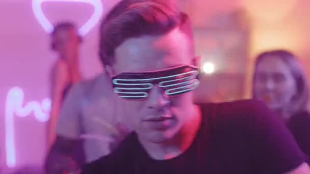 Handhållen Bild Ungdomar Med Neonpinnar Armband Och Solglasögon Som Dansar — Stockvideo