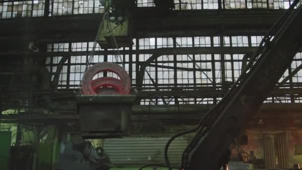 Proces Nošení Těžkých Válcovaných Svařovaných Ocelových Kroužků Jeřábu Kovárně Traktoru — Stock video