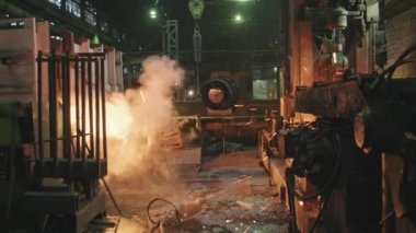 Profesyonel demirci, koruyucu giysili, koruyucu şapkalı, siperli, kalpazanlık işini yapan biri.