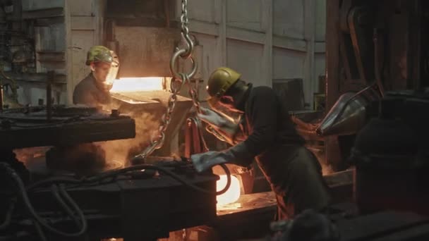 Střední Záběr Dvou Kováren Pracovníků Helmách Obličejových Štítech Tvrdě Pracujících — Stock video