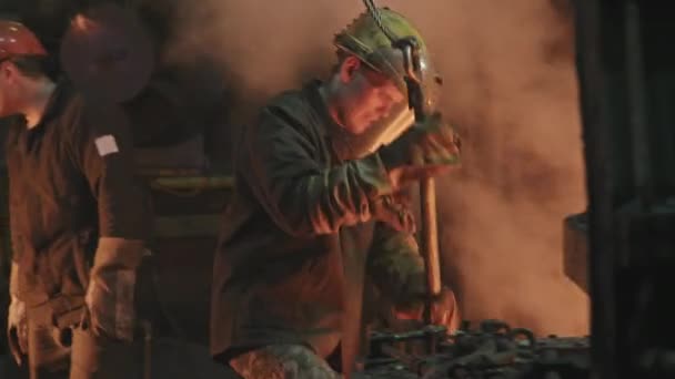 Střední Záběr Profesionálních Kováren Pracovníků Helmách Obličejových Štítech Tvrdě Pracujících — Stock video