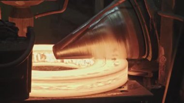 Demirci dükkanında halka yuvarlama işlemini kapat. Profesyonel halka sarma makinesi dövmesi ve yuvarlanan çelik halkalar.