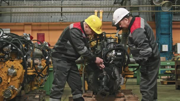 Erkek Fabrika Işçisinin Montaj Atölyesinde Birlikte Çalışan Ingiliz Anahtarıyla Traktör — Stok video