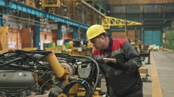 Tiro Médio Supervisor Planta Masculina Chapéu Duro Amarelo Uniforme Usando — Vídeo de Stock