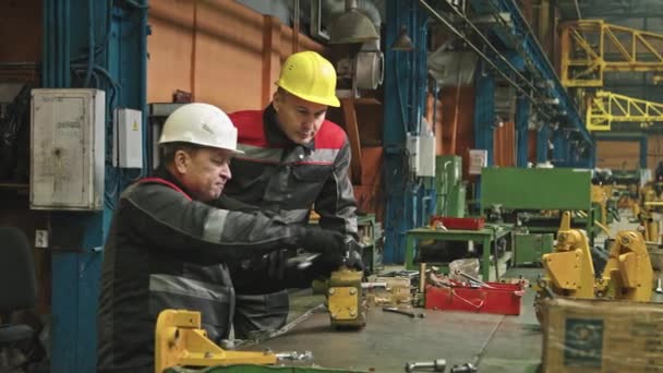 男子工厂工程师用扳手组装拖拉机机械设备的中弹男工 — 图库视频影像