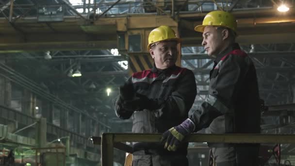 Plan Moyen Travailleurs Masculins Usine Tracteurs Casquettes Jaunes Uniforme Debout — Video