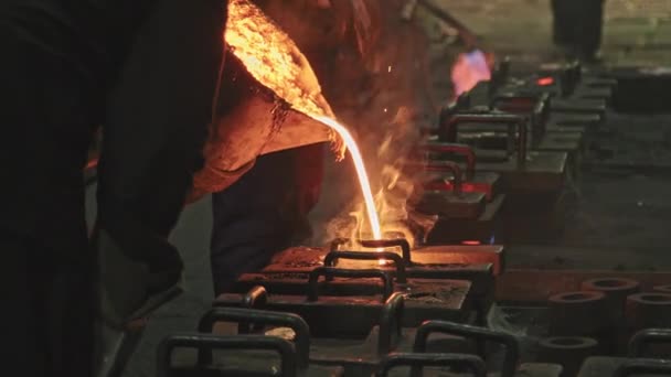 Slévárenští Dělníci Nalévají Roztavené Červené Železo Konvertoru Pro Výrobu Oceli — Stock video