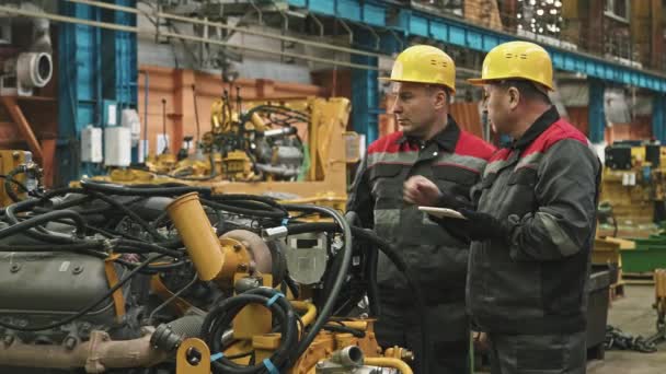 Erkek Fabrika Işçisinin Dijital Tablet Kullanarak Traktör Fabrikasının Montaj Atölyesindeki — Stok video