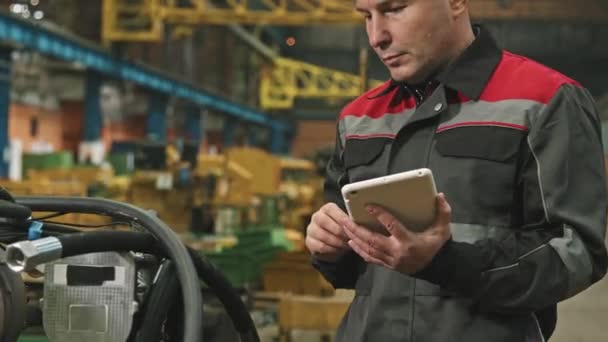 Traktör Fabrikasının Montaj Atölyesindeki Makine Ekipmanlarını Kontrol Eden Inceleyen Konsantre — Stok video
