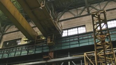 Traktör fabrikasında ağır yük taşımak için kullanılan vinç kazıcısının düşük açılı görüntüsü