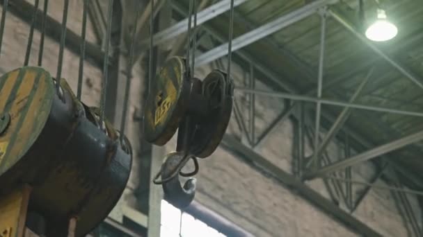 重工业起重用125吨钢制吊钩起重机的关闭 — 图库视频影像
