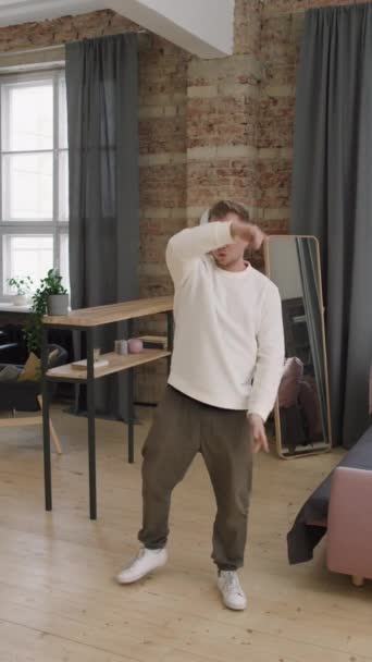 Verticaal Schot Van Jonge Man Dansen Voor Camera Loft Appartement — Stockvideo