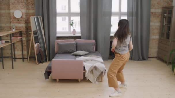 Medium Shot Van Gelukkige Jonge Vrouw Dansen Muziek Haar Loft — Stockvideo