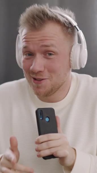 Retrato Vertical Cerca Del Joven Auriculares Bailando Cantando Teléfono Móvil — Vídeos de Stock