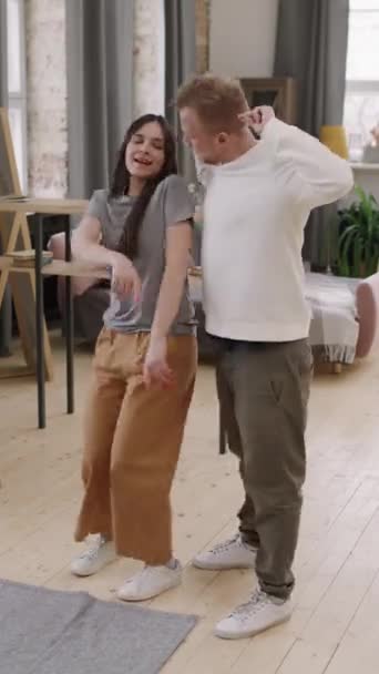 Verticaal Schot Van Jonge Man Vrouw Dansen Samen Huis — Stockvideo