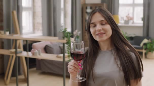 Müzik Eşliğinde Dans Eden Evde Kırmızı Şarap Içen Mutlu Genç — Stok video