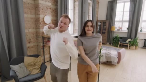 Langzame Dolly Out Shot Van Energieke Jonge Man Vrouw Dansen — Stockvideo