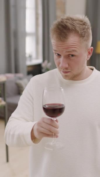 Evde Müzik Eşliğinde Dans Edip Kırmızı Şarap Içen Yakışıklı Bir — Stok video